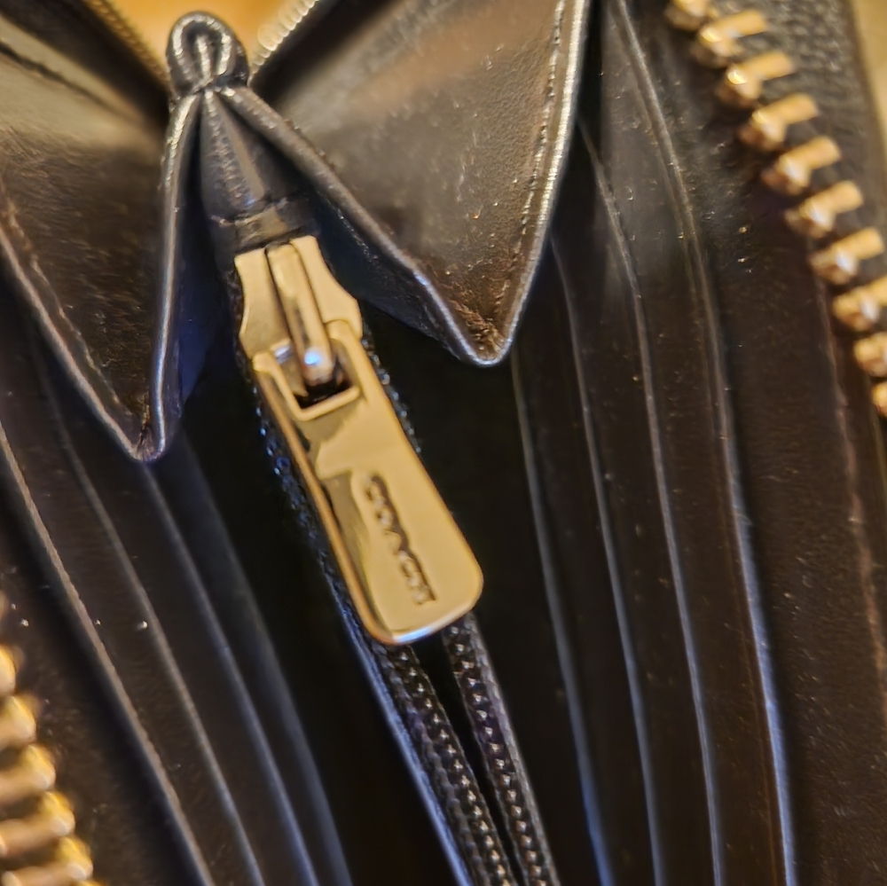 Coach Wallet Zip Around Like New - Picture 4 of 7